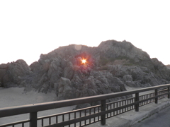 千騎ヶ岩を通り抜ける光