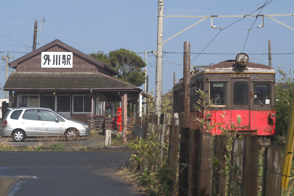２月の春一番の駅舎