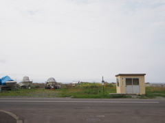 梅沿いのバス停