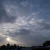 雲に覆われた朝日