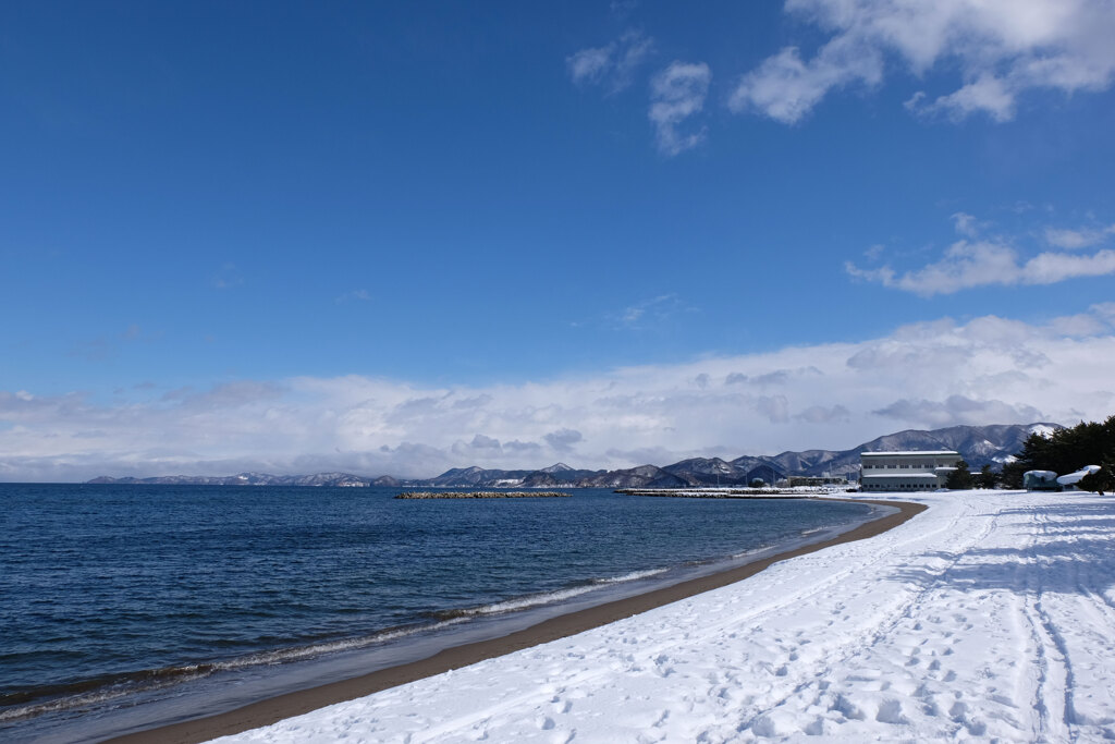青い空と白い雲、そして白い...雪浜