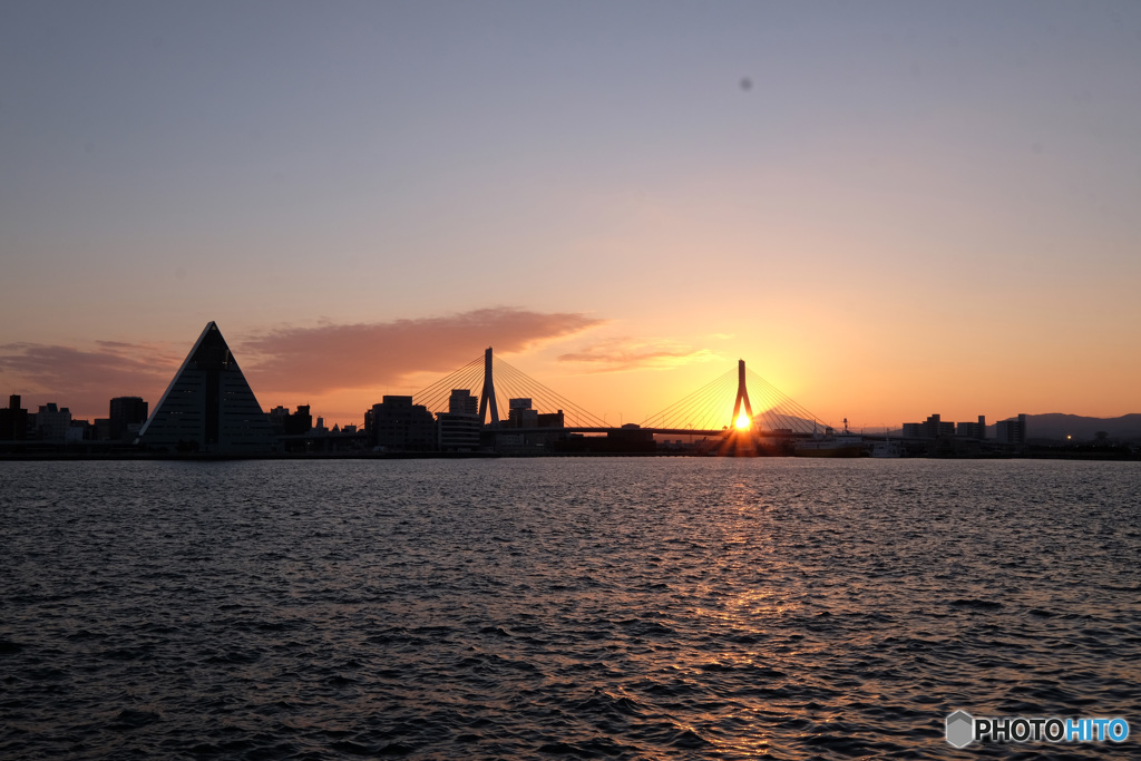 青森港の夕日に、センサーのゴミを添えて 2056