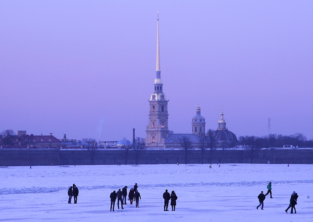 氷のネバ河とペトロパヴロフスキー大聖堂.