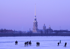 氷のネバ河とペトロパヴロフスキー大聖堂.