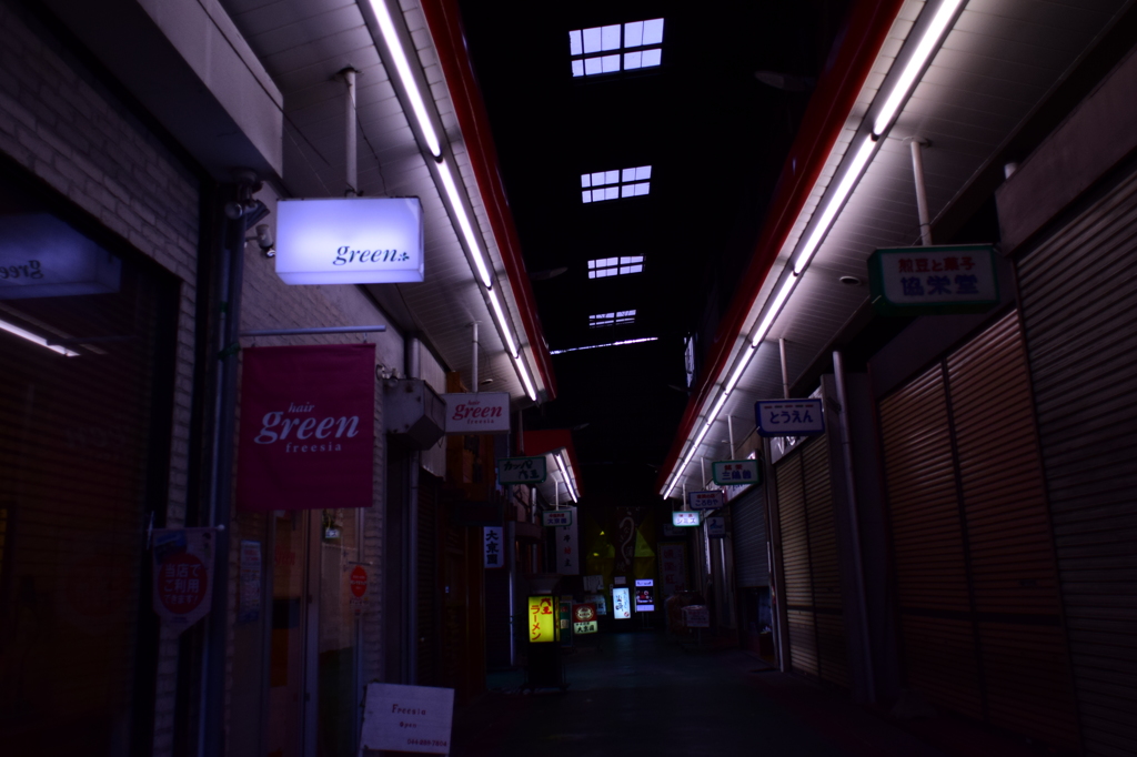 夕暮れのシャッター商店街