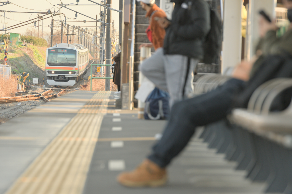 乗客待つホームへ