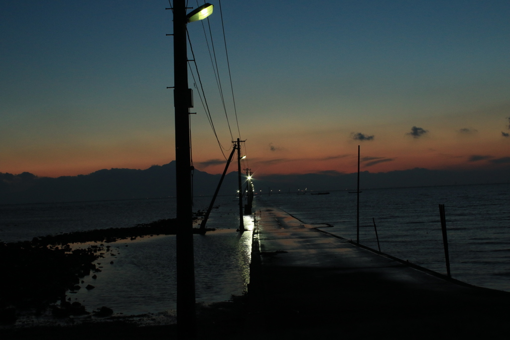 夜の海の中へ