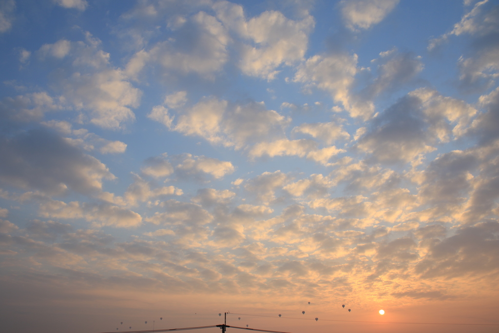 空と朝陽とバルーン