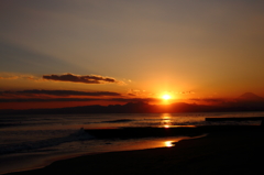 湘南の夕焼けと富士山