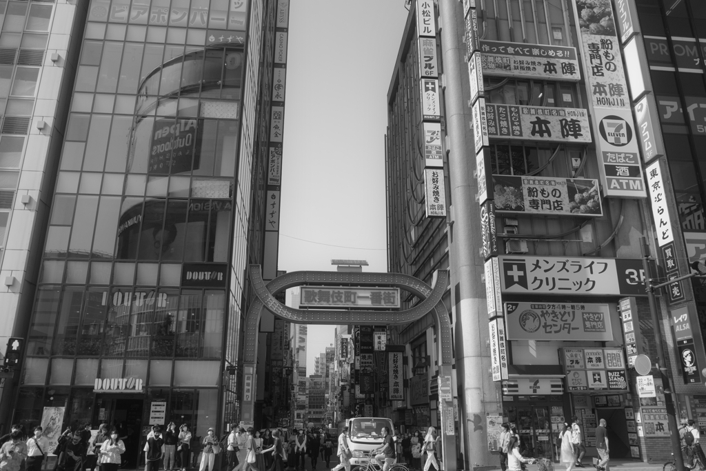 新宿歌舞伎町_モノクロにて
