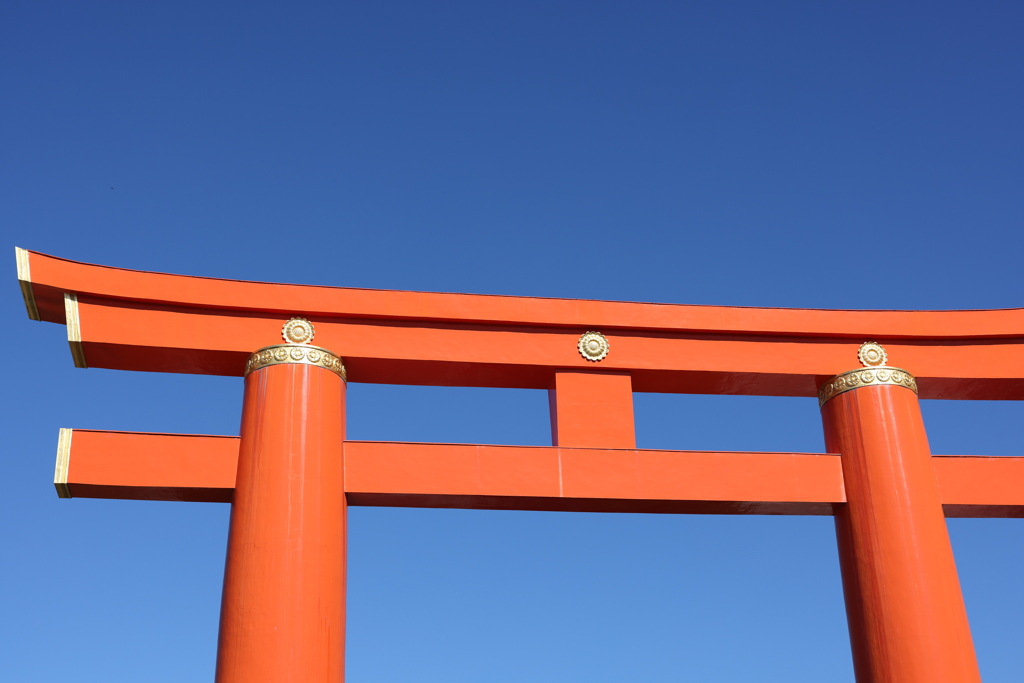 青空に映える朱