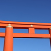 青空に映える朱