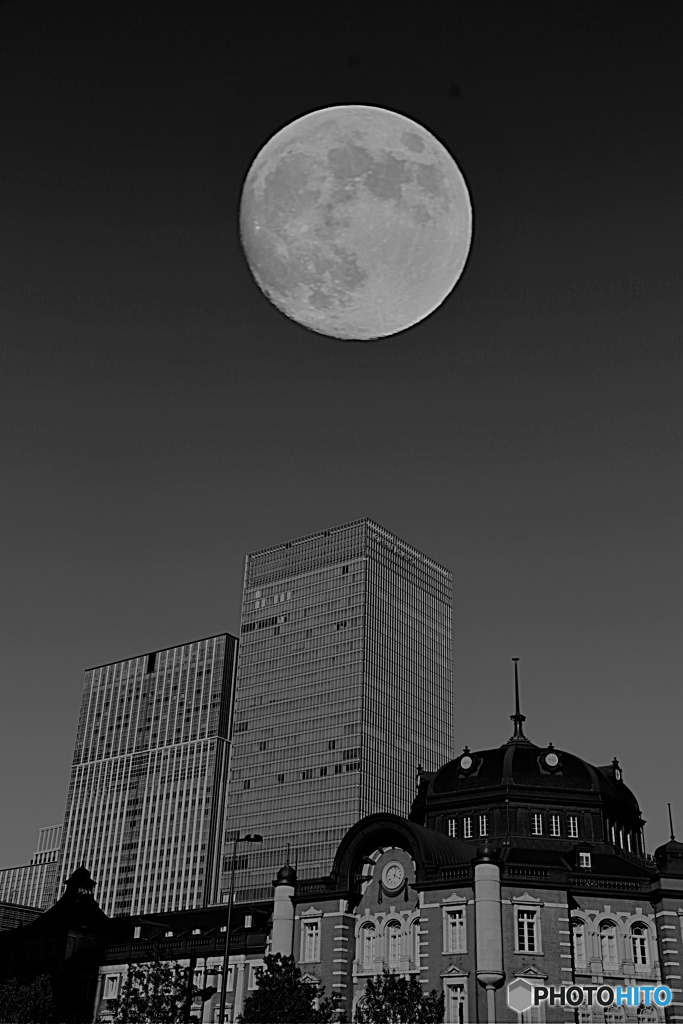 丸の内の月