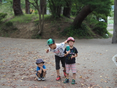 三兄弟で公園散歩♬