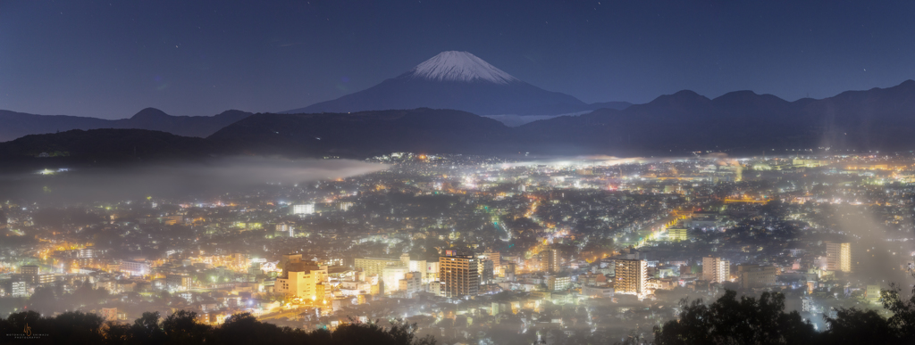 街を包む雲海と富士 2