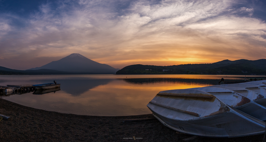 湖畔の夕暮れ