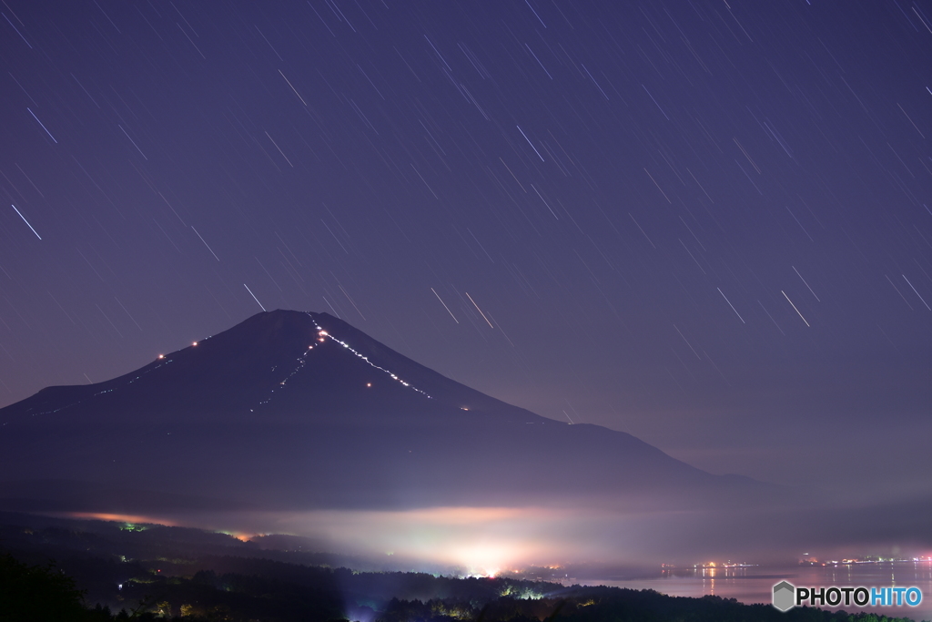 光の登山道