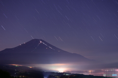 光の登山道