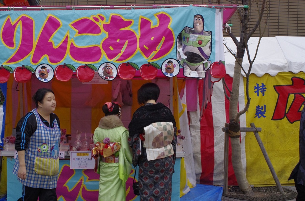 お参り前にりんごあめ
