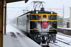 入線！トワイライト塗装のEF65