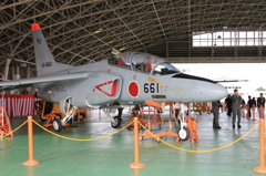 格納庫内の航空機　T-4グレー