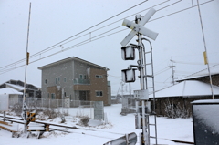 雪中の踏み切り