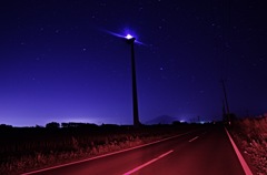 静かな夜にも回り続ける風車