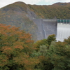 紅葉とダムの放水