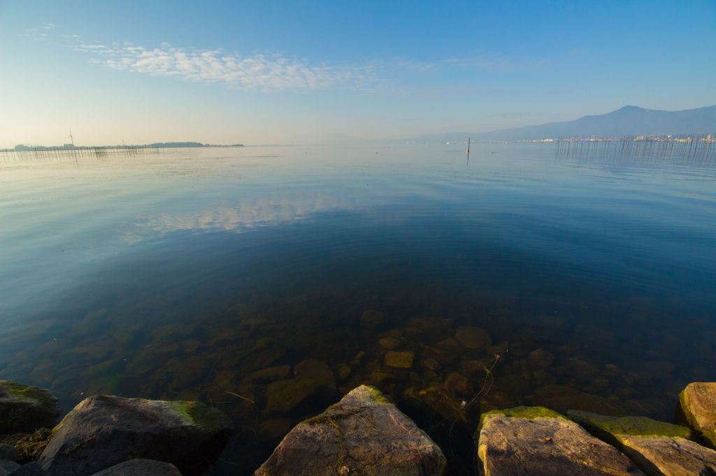 朝の琵琶湖