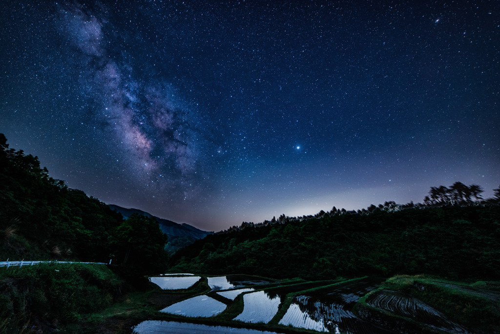 満点の星照らす棚田