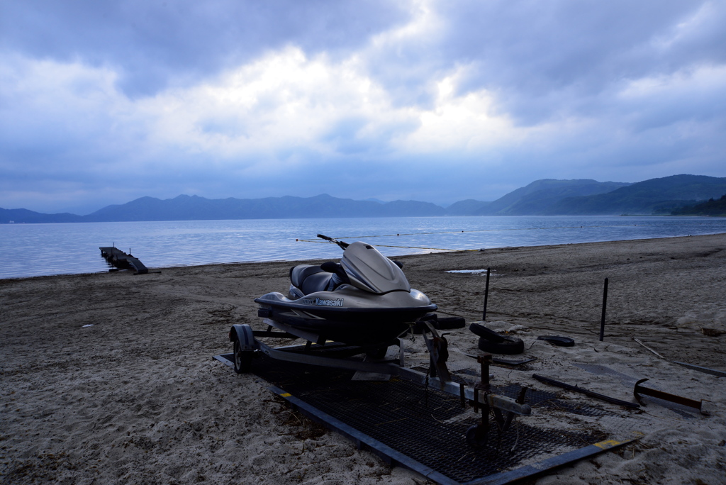 人のいない湖畔