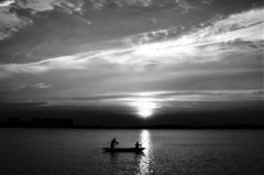 三角湖の漁船夕景