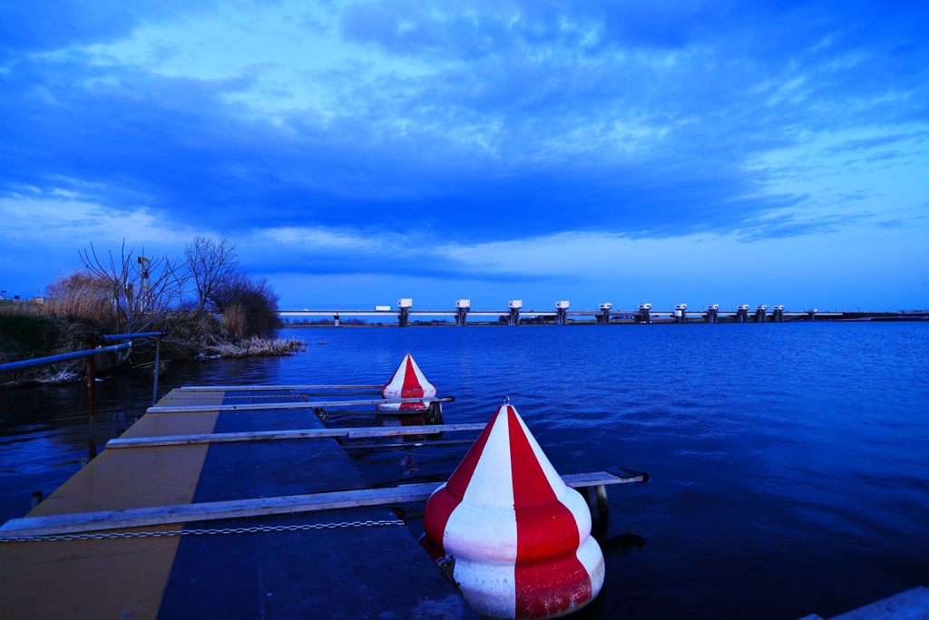 夕暮れの利根大堰門