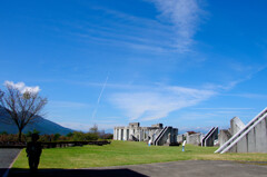 モニュメントと秋の空