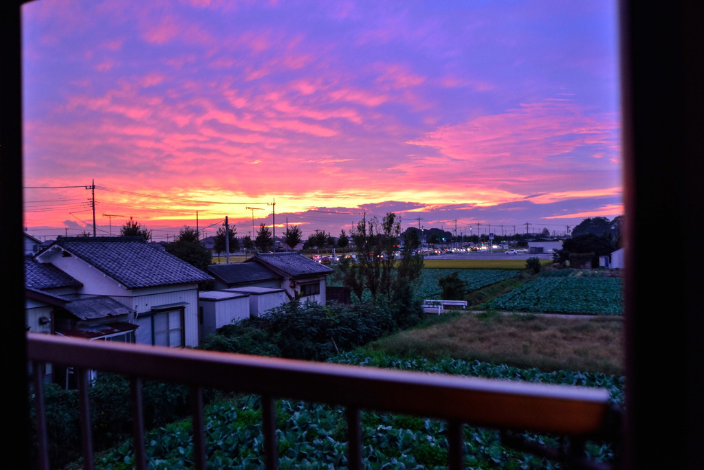 窓からの変わった夕焼け空