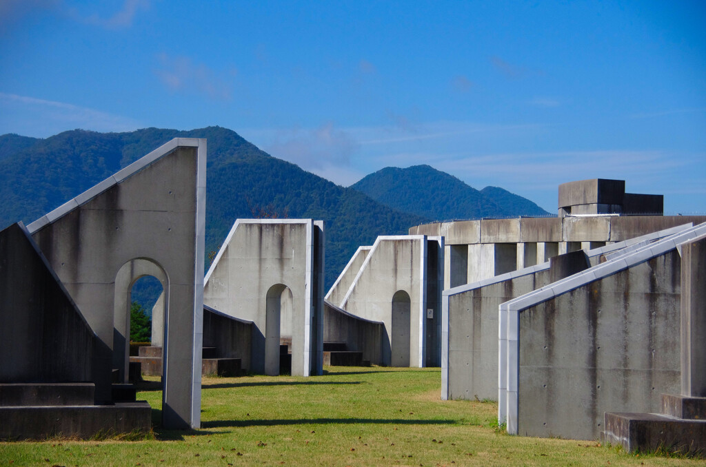 山のコンクリートモニュメント