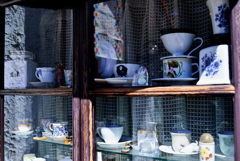 窓越しに並ぶカフェカップ