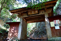 山寺の山門