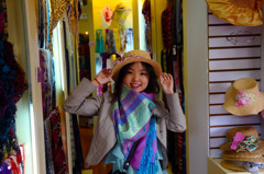 お土産店でのポーズ