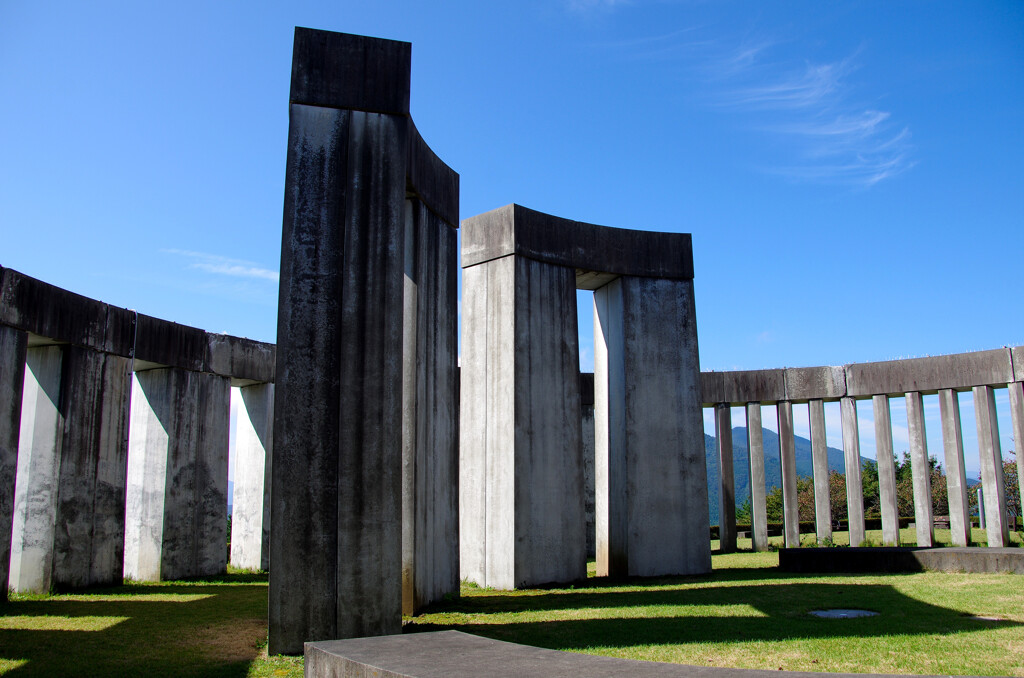 秋の空に立つモニュメント