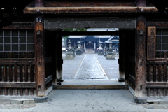 雨の中の門構え