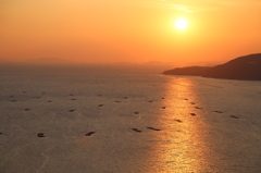 夕日が照らす海