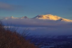 初日の出の陽に照らされる浅間山