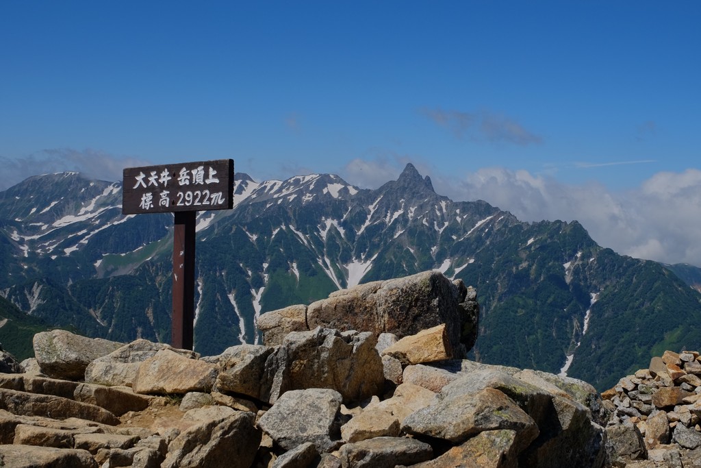 大天井岳山頂から槍ヶ岳を眺める