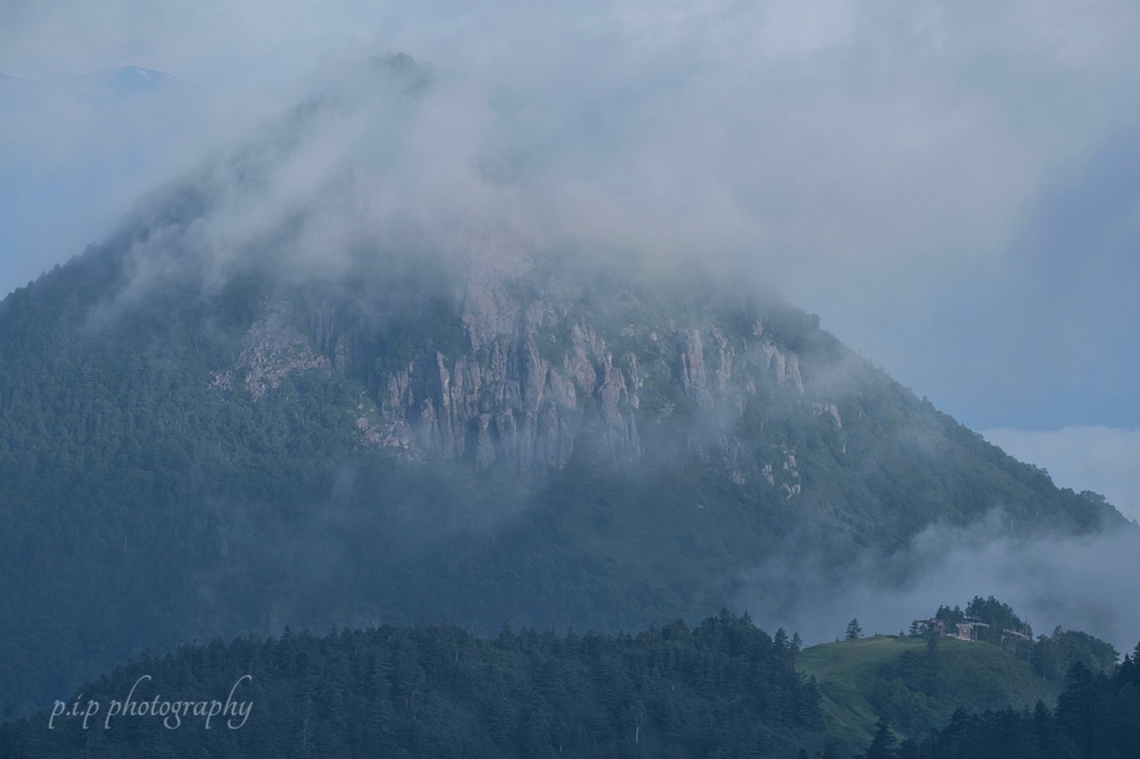 岩山のある風景