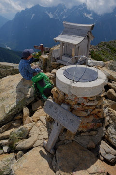 常念岳山頂で一服