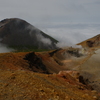 雌阿寒岳火口と阿寒富士