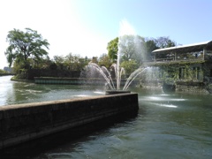 京都・琵琶湖疏水記念館前　噴水