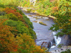 吹き割の滝全景