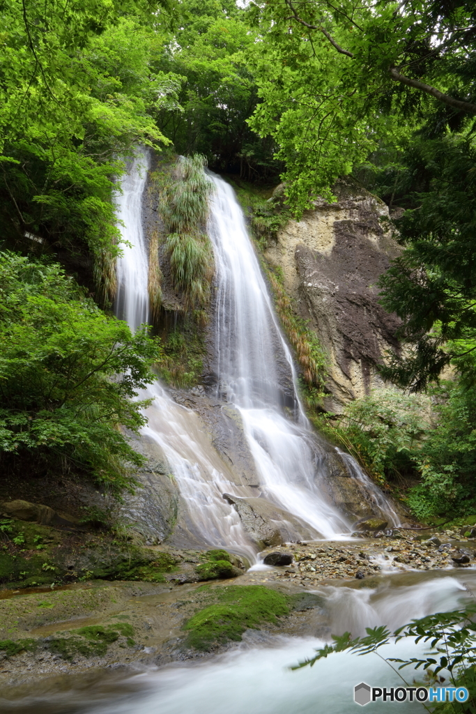 絹糸の滝(山形県紅葉川渓谷)